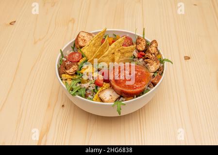 Mexikanische Salatschüssel mit Maischips, gebratenem Huhn, Salat und gekochtem Reis Stockfoto