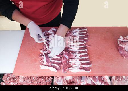 Lammfleisch mit Thong-Lammfleisch, fertig zum Verkauf in der Metzgerei. Draufsicht. Lebensmittelkonzept. Stockfoto