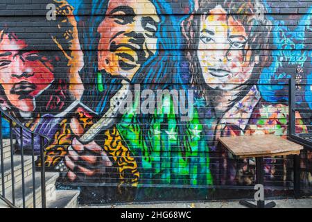 Washington Heights, Manhattan, New York City, New York, USA. 4. November 2021. Wandgemälde mit Prince, Bob Marley und Michael Jackson in Washington H. Stockfoto