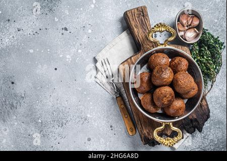 Geröstete vegane Linsen-Fleischbällchen in einer Pfanne. Grauer Hintergrund. Draufsicht. Speicherplatz kopieren Stockfoto