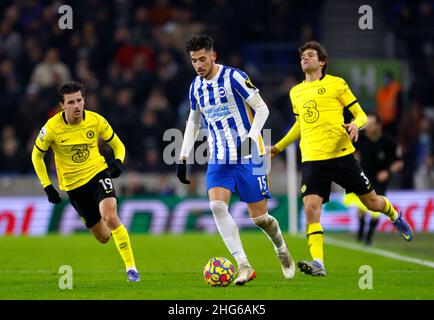 Jakub Moder von Brighton und Hove Albion (Mitte) kontrolliert den Ball während des Premier League-Spiels im AMEX Stadium in Brighton von Chelsea, Marcos Alonso (rechts) weg. Bilddatum: Dienstag, 18. Januar 2022. Stockfoto