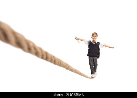 Porträt eines Schuljungen, der ein Buch hält und über ein isoliertes Seil auf weißem Hintergrund läuft Stockfoto