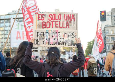 Buenos Aires, Argentinien; 24. September 2021: Globaler Klimastreik, unkenntliche Frau mit einem Schild mit dem Text Es ist nur eine Flasche, sagte mehr tha Stockfoto