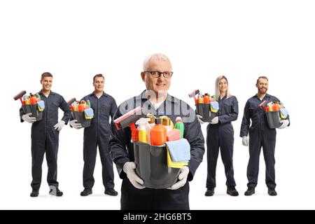 Arbeiter eines professionellen Service in Uniformen mit Eimern und isolierten Reinigungsmitteln auf weißem Hintergrund Stockfoto
