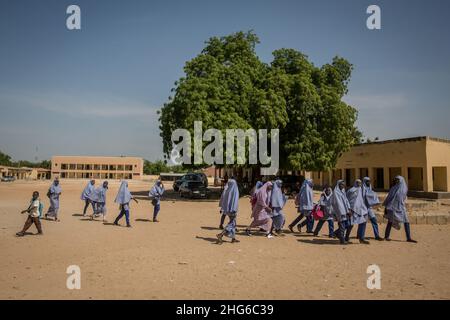 Maiduguri, Nigeria. 24th. November 2021. Die Schüler haben gesehen, wie sie die Grundschule in Moduganari verlassen haben.im Nordosten von Nigeria ist seit 2009 ein Aufstand zu verzeichnen, der zu 2,4 Millionen Vertriebenen führte und etwa die Hälfte der Schüler die Schulbildung verlassen musste. (Foto: Sally Hayden/SOPA Images/Sipa USA) Quelle: SIPA USA/Alamy Live News Stockfoto