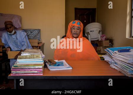 Maiduguri, Bundesstaat Borno, Nigeria. 24th. November 2021. Hajja Aishatu Yuguda, die Schulleiterin der Sekundarstufe 777, wird in einem Büro gesehen.Nordost-Nigeria erlebt seit 2009 einen Aufstand, der zu 2,4 Millionen Vertriebenen geführt hat und etwa die Hälfte der Schüler die Ausbildung verlassen musste. (Bild: © Sally Hayden/SOPA Images via ZUMA Press Wire) Stockfoto