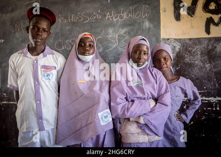 Maiduguri, Bundesstaat Borno, Nigeria. 24th. November 2021. Mikail, Maryam, Amina und Hyeladzira, Schüler der 777 Junior Secondary School, werden im Klassenzimmer gesehen.Nordost-Nigeria erlebt seit 2009 einen Aufstand, der zu 2,4 Millionen Vertriebenen geführt hat und etwa die Hälfte der Schüler die Bildung verlassen musste. (Bild: © Sally Hayden/SOPA Images via ZUMA Press Wire) Stockfoto