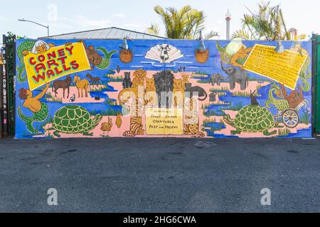 Coney Island, Brooklyn, New York City, New York, USA. 6. November 2021. Coney Island Art Walls Wandgemälde von M.A. Roberts. Stockfoto