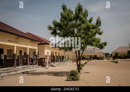 Maiduguri, Bundesstaat Borno, Nigeria. 24th. November 2021. Ein Blick auf die 777 Junior Secondary School in Maiduguri, an der 850 Schüler eingeschrieben sind.der Nordosten von Nigeria erlebt seit 2009 einen Aufstand, der zu 2,4 Millionen Vertriebenen geführt hat und etwa die Hälfte der Schüler die Ausbildung verlassen muss. (Bild: © Sally Hayden/SOPA Images via ZUMA Press Wire) Stockfoto