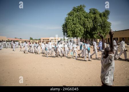 Maiduguri, Bundesstaat Borno, Nigeria. 24th. November 2021. Eine Schlange von Studenten sah, wie sie auf dem Gelände der Moduganari-Grundschule marschierten.Nordost-Nigeria erlebt seit 2009 einen Aufstand, der zu 2,4 Millionen Vertriebenen geführt hat und etwa die Hälfte der Schüler die Ausbildung verlassen musste. (Bild: © Sally Hayden/SOPA Images via ZUMA Press Wire) Stockfoto