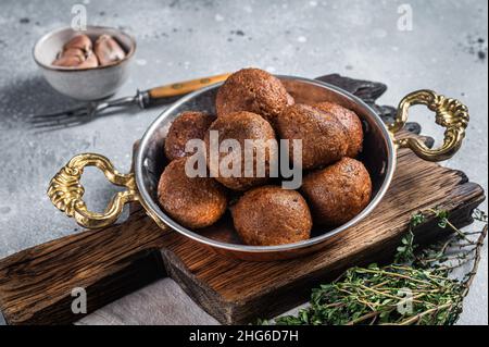 Geröstete vegane Linsen-Fleischbällchen in einer Pfanne. Grauer Hintergrund. Draufsicht Stockfoto