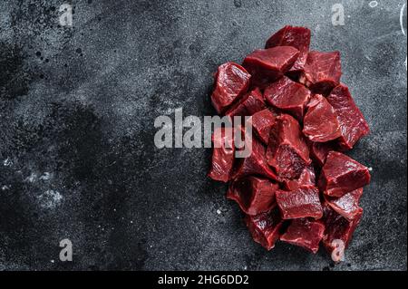 Roh geschnittenes Rind- oder Kalbsherz. Schwarzer Hintergrund. Draufsicht. Speicherplatz kopieren Stockfoto