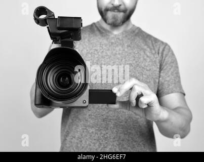 Objektiv des Camcorders. Ausgeschnittenes Mann mit Camcorder. Videofilmer. Stockfoto