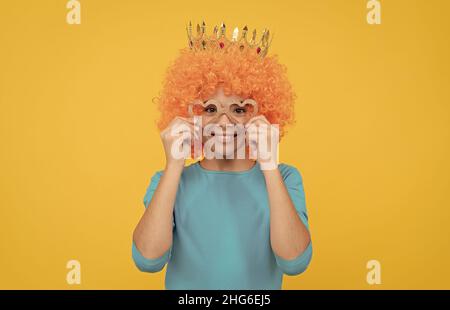 Schönes Aussehen. Egozentrische Kind in Clown Perücke und Krone. Stellen Sie sich Prinzessin. Lustiges Kind Stockfoto