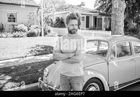 Reifer Mann, der im Freien auf dem Grundstück des Hauses steht Stockfoto