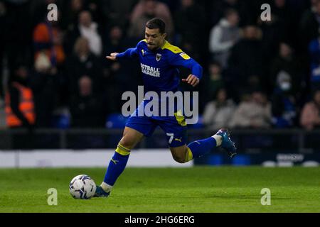 WIMBLEDON, GROSSBRITANNIEN. JAN 18th Cheye Alexander vom AFC Wimbledon kontrolliert den Ball während des Spiels der Sky Bet League 1 zwischen AFC Wimbledon und Portsmouth in Plough Lane, Wimbledon, am Dienstag, den 18th. Januar 2022. (Kredit: Federico Maranesi | MI Nachrichten) Kredit: MI Nachrichten & Sport /Alamy Live Nachrichten Stockfoto