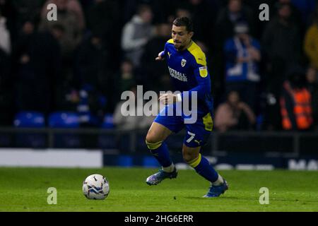 WIMBLEDON, GROSSBRITANNIEN. JAN 18th Cheye Alexander vom AFC Wimbledon kontrolliert den Ball während des Spiels der Sky Bet League 1 zwischen AFC Wimbledon und Portsmouth in Plough Lane, Wimbledon, am Dienstag, den 18th. Januar 2022. (Kredit: Federico Maranesi | MI Nachrichten) Kredit: MI Nachrichten & Sport /Alamy Live Nachrichten Stockfoto