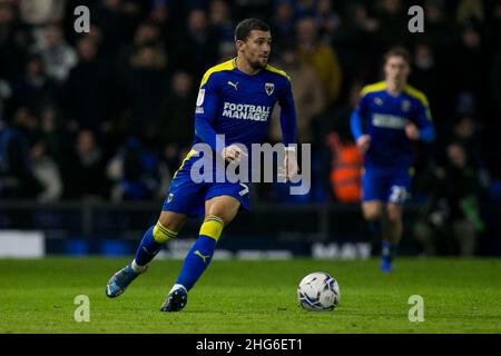 WIMBLEDON, GROSSBRITANNIEN. JAN 18th Cheye Alexander vom AFC Wimbledon kontrolliert den Ball während des Spiels der Sky Bet League 1 zwischen AFC Wimbledon und Portsmouth in Plough Lane, Wimbledon, am Dienstag, den 18th. Januar 2022. (Kredit: Federico Maranesi | MI Nachrichten) Kredit: MI Nachrichten & Sport /Alamy Live Nachrichten Stockfoto