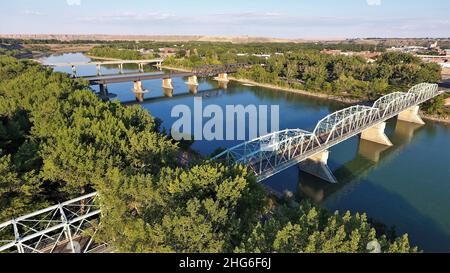 Alte Brücken über den South Saskatchewan River in Medicine hat, Alberta. Mit grünen Bäumen und Klippen im Hintergrund, an einem schönen Sommertag. Stockfoto