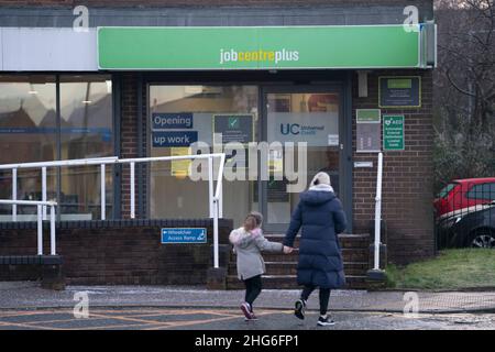 Manchester, Großbritannien. 18th Januar 2022. Am 18. Januar 2022 laufen Menschen an einem Jobcenter in Manchester, Großbritannien, vorbei. Die offenen Stellen im Vereinigten Königreich (UK) stiegen zwischen Oktober und Dezember 2021 auf einen neuen Rekord von 1.247.000 Stellen, ein Anstieg von 462.000 Stellen gegenüber dem Stand von Januar bis März 2020, teilte das nationale Statistikamt des Landes am Dienstag mit. Quelle: Jon Super/Xinhua/Alamy Live News Stockfoto