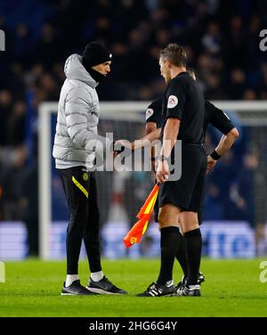 Chelsea-Manager Thomas Tuchel (links) spricht am Ende des Spiels der Premier League im AMEX Stadium in Brighton mit den Spielfunktionären. Bilddatum: Dienstag, 18. Januar 2022. Stockfoto