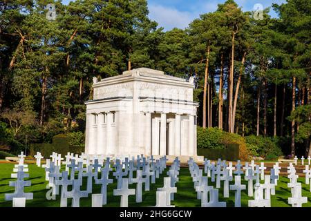 Crosses und die Beaux-Arts American Chapel in der amerikanischen Sektion des Brookwood Military Cemetery, Brookwood, in der Nähe von Woking, Surrey, England Stockfoto