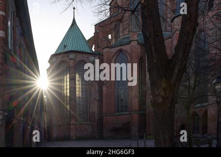 Sonnenstern mit Fackeln an der historischen Marienkirche (St. Maria-Kirche) von Lübeck in Deutschland, eine berühmte Basilika aus roten Ziegeln, Wahrzeichen und zu Stockfoto