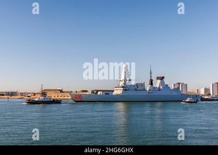 D35 HMS Dragon, einer der Typ-45-Zerstörer der Royal Navy, der von Portsmouth Harbour, Portsmouth, Hampshire, Südküste Englands, abfliegt Stockfoto