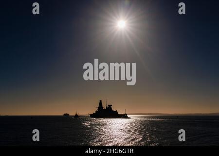 D35 HMS Dragon, einer der Typ-45-Zerstörer der Royal Navy, der von Portsmouth Harbour, Portsmouth, Hampshire, Südküste Englands, abfliegt Stockfoto