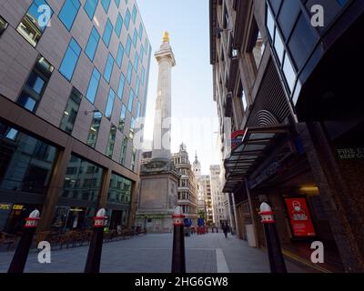 London, Greater London, England, Januar 5th 2022: Monument U-Bahnstation an einem Wintermorgen mit dem Monument dahinter. Stockfoto