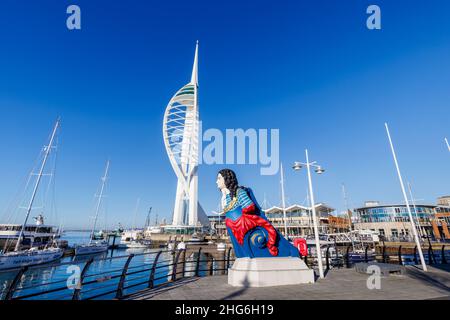 Farbenfrohe Galionsfigur von HMS Marlborough und Spinnaker Tower im Gunwharf Quays Einzelhandelsgeschäft in Portsmouth Harbour, Hampshire, Südküste Englands Stockfoto