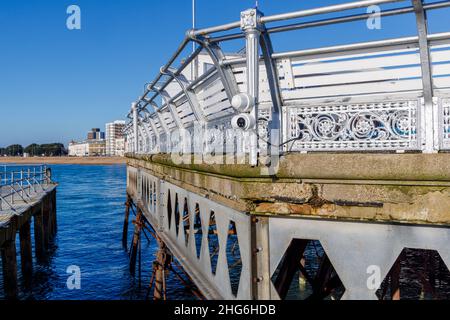 Architektonisches Detail der Geländer am Ende des restaurierten South Parade Pier, Southsea, Portsmouth, Hampshire, Südküste Englands Stockfoto