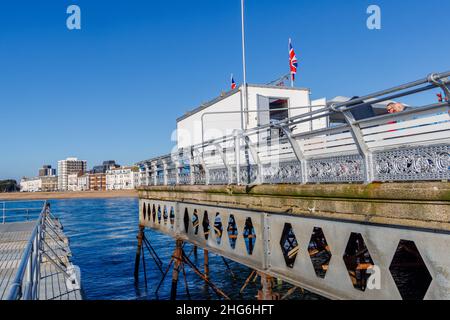 Architektonisches Detail der Geländer am Ende des restaurierten South Parade Pier, Southsea, Portsmouth, Hampshire, Südküste Englands Stockfoto