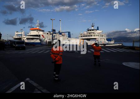 Messina, Italien. 18th Januar 2022. Arbeiter, die während der Proteste des Bürgermeisters vor Fähren gesehen wurden.der Bürgermeister von Messina (Sizilien, Italien), Cateno De Luca, hat im Hafen von San Francesco (rada) einen pazifischen Protest gegen den obligatorischen Gesundheitsausweis (Super Green Pass) veranstaltet, der für die Überquerung der Straße von Messina erforderlich ist. Kredit: SOPA Images Limited/Alamy Live Nachrichten Stockfoto