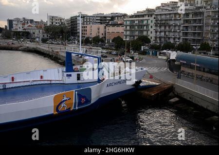 Messina, Italien. 18th Januar 2022. Blick auf den Pier von San Francesco während des Protestes des Bürgermeisters der Bürgermeister von Messina (Sizilien, Italien), Cateno De Luca, hat im Hafen von San Francesco (rada) einen pazifischen Protest gegen den obligatorischen Gesundheitsausweis (Super Green Pass) veranstaltet, der für die Überquerung der Straße von Messina erforderlich ist. Kredit: SOPA Images Limited/Alamy Live Nachrichten Stockfoto