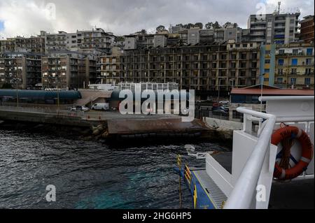 Messina, Italien. 18th Januar 2022. Arbeiter, die während des Protestes des Bürgermeisters auf den Docks von Messina gesehen wurden.der Bürgermeister von Messina (Sizilien, Italien), Cateno De Luca, hat im Hafen von San Francesco (rada) einen pazifischen Protest gegen den obligatorischen Gesundheitspass (Super Green Pass) veranstaltet, der für die Überquerung der Straße von Messina erforderlich ist. Kredit: SOPA Images Limited/Alamy Live Nachrichten Stockfoto