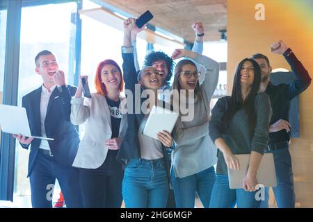 Erfolgreiches junges, kreatives Business-Team feiert ihren Erfolg Stockfoto