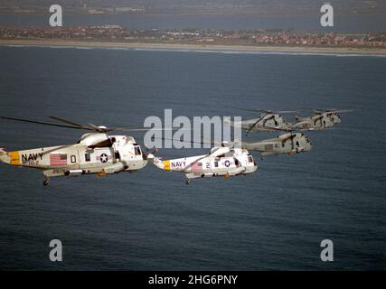 SH-3H Sea Kings HS-2 in Flug 1989. Stockfoto