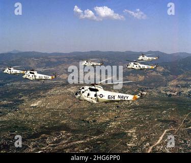 SH-3H Sea Kings von HS-12 in Flug 1983. Stockfoto