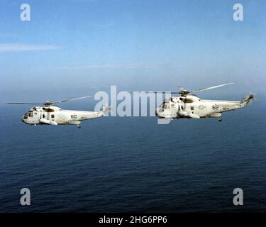 SH-3H Sea Kings HS-14 in Flug 1990. Stockfoto