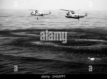 SH-3H Sea Kings von HS-2 Rettungsflugmannschaft im Indischen Ozean am 1985. Oktober. Stockfoto