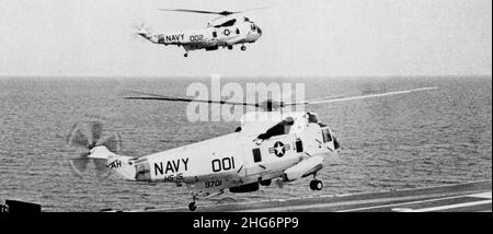 SH-3H Sea Kings von HS-15 im Flug 1975. Stockfoto