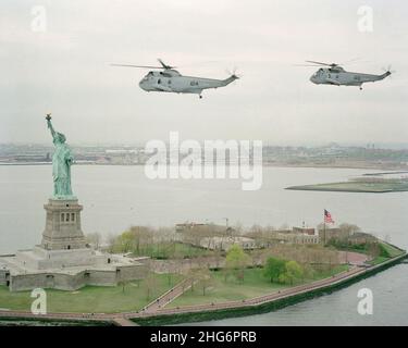 SH-3H Sea Kings of HS-15 über der Freiheitsstatue im April 1989. Stockfoto