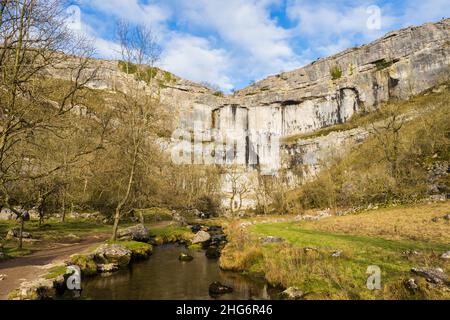 Malham Cove ist eine riesige, geschwungene, Amphitheater-förmige Felsformation aus Kalkstein. Die senkrechte Seite der Klippe ist etwa 260 Meter hoch. Stockfoto