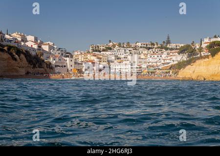 Carvoeiro typisches Dorf und Strand, Blick von der Küste, in Algarve Tourismus-Zielregion, Portugal. Stockfoto