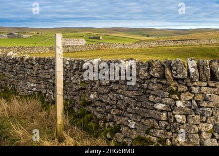 15.01.2021 Malham, North Yorkshire, UK Fingerpost-Schild zeigt den Weg für Wanderer zum Park House Stockfoto