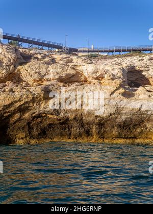 Zielregion Algarve, Klippen und Sete Vales Suspensos, was sieben hängende Täler bedeutet, Trekking-Kurs auf der Spitze, die Wanderung über 5,7 km folgt einem Stockfoto