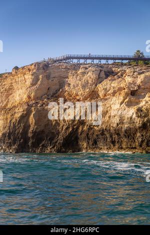 Zielregion Algarve, Klippen und Sete Vales Suspensos, was sieben hängende Täler bedeutet, Trekking-Kurs auf der Spitze, die Wanderung über 5,7 km folgt einem Stockfoto