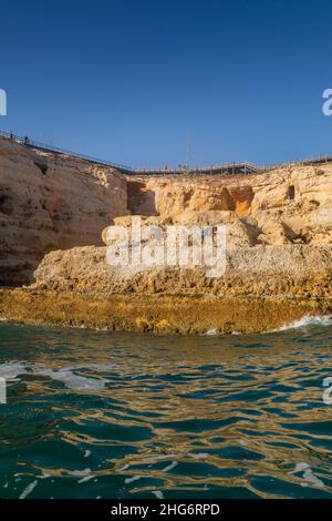 Zielregion Algarve, Klippen und Sete Vales Suspensos, was sieben hängende Täler bedeutet, Trekking-Kurs auf der Spitze, die Wanderung über 5,7 km folgt einem Stockfoto