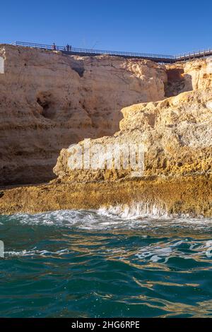 Zielregion Algarve, Klippen und Sete Vales Suspensos, was sieben hängende Täler bedeutet, Trekking-Kurs auf der Spitze, die Wanderung über 5,7 km folgt einem Stockfoto